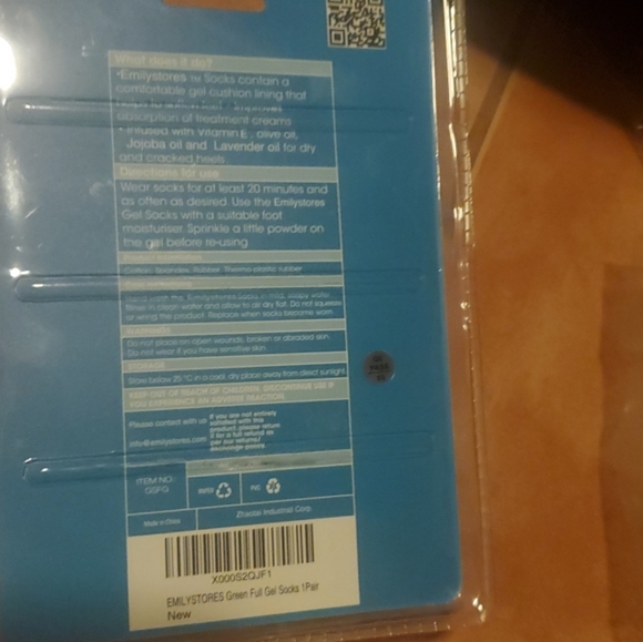 Emily Stores Full Gel Socks Green Vitamin & Oil Infused NWT - Picture 2 of 3